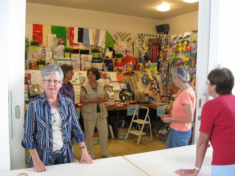 090912tombola_05.jpg - An der Gewinnausgabe...