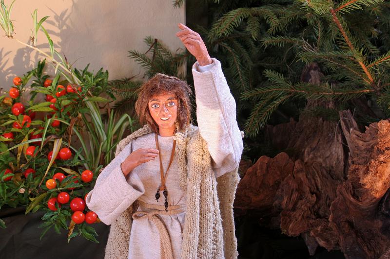 120129krippe_sigdorf010.jpg - Das Volk war voll Erwartung und alle überlegten im Stillen, ob Johannes nicht vielleicht selbst der Messias sei.  Doch Johannes gab ihnen allen zur Antwort: Ich taufe euch nur mit Wasser. Es kommt aber einer, der stärker ist als ich, und ich bin es nicht wert, ihm die Schuhe aufzuschnüren. Er wird euch mit dem Heiligen Geist und mit Feuer taufen.  (Lk 3,15 ff)