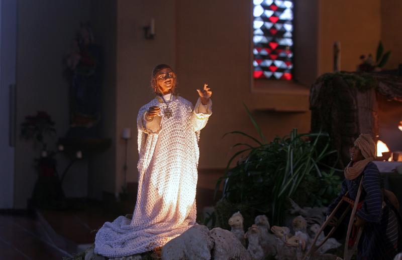 120129krippe_sigdorf011.jpg - In jener Gegend lagerten Hirten auf freiem Feld und hielten Nachtwache bei ihrer Herde. Da trat der Engel des Herrn zu ihnen, und der Glanz des Herrn umstrahlte sie... 