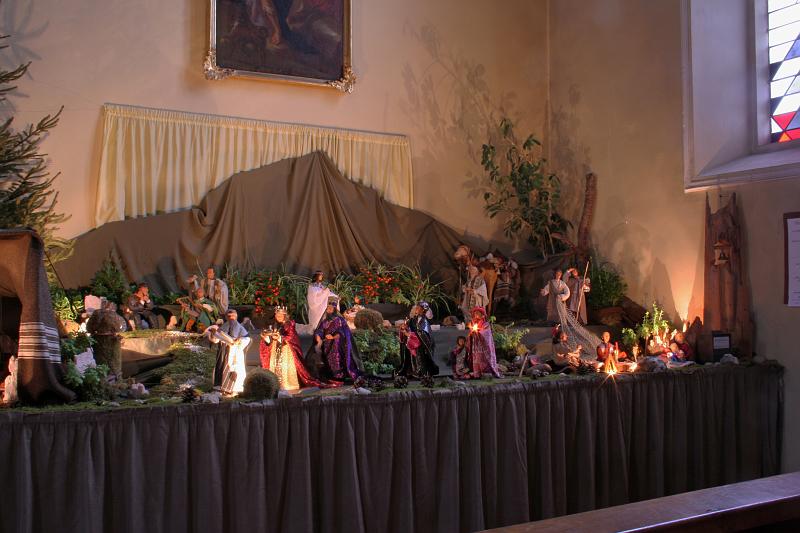 120129krippe_sigdorf025.jpg - Der Evangelist Matthäus bringt einen Stammbaum Jesu underzählt die Geschichte mit den 3 Weisen aus dem Morgenland.Darum zeigt diese Seite neben den 3 "Königen" u.a.Stationen der Verheißung von Abraham bis Jesus.