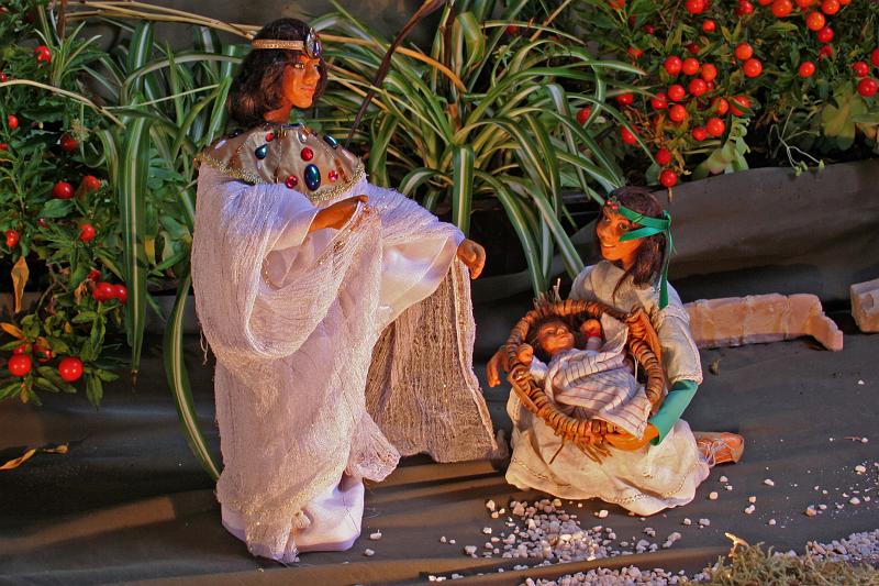 120129krippe_sigdorf028.jpg - Die Tochter des Pharao kam herab, um im Nil zu baden.Auf einmal sah sie im Schilf das Kästchen und ließ es durch ihre Magd holen.Als sie es öffnete und hineinsah, lag ein weinendes Kind darin. Sie bekam Mitleid mit ihm, und sie sagte: Das ist ein Hebräerkind.(Ex 2,5f)